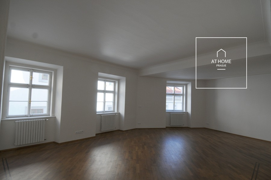 Glamorous 3-bedroom apartment with terrace, Malá Strana