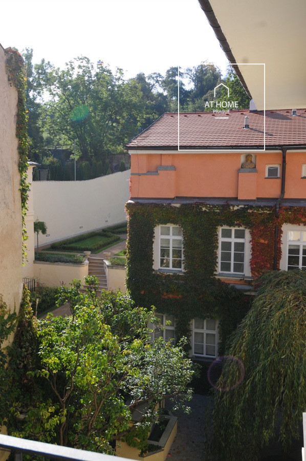 Prestižní byt 4+1 s terasou v historickém domě, Malá Strana