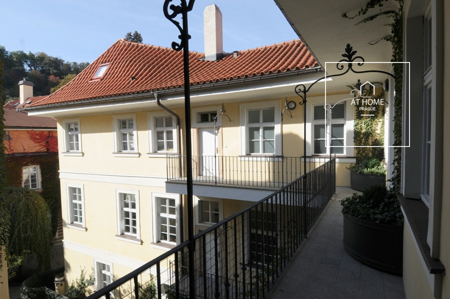 Prestižní byt 4+1 s terasou v historickém domě, Malá Strana
