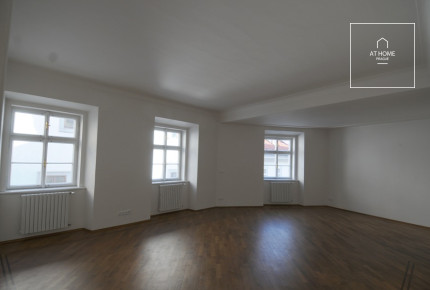 Glamorous 3-bedroom apartment with terrace, Malá Strana