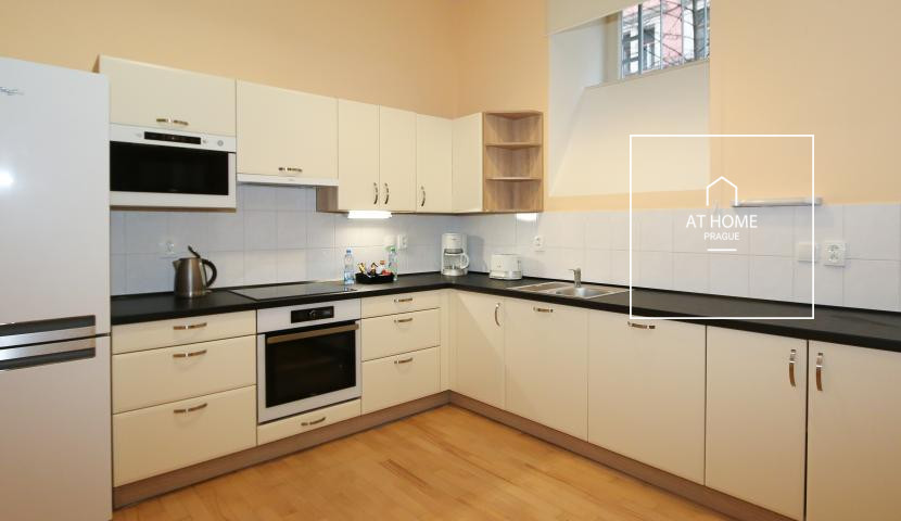 Duplex 4+1 v přízemí renovovaného klasického domu, Vinohrady