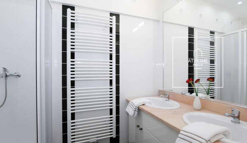 Duplex 4+1 v přízemí renovovaného klasického domu, Vinohrady