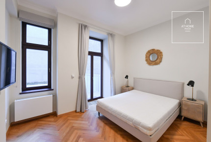 Designer furnished 3-bedroom apartment, 2x balcony, Řehořova, Žižkov