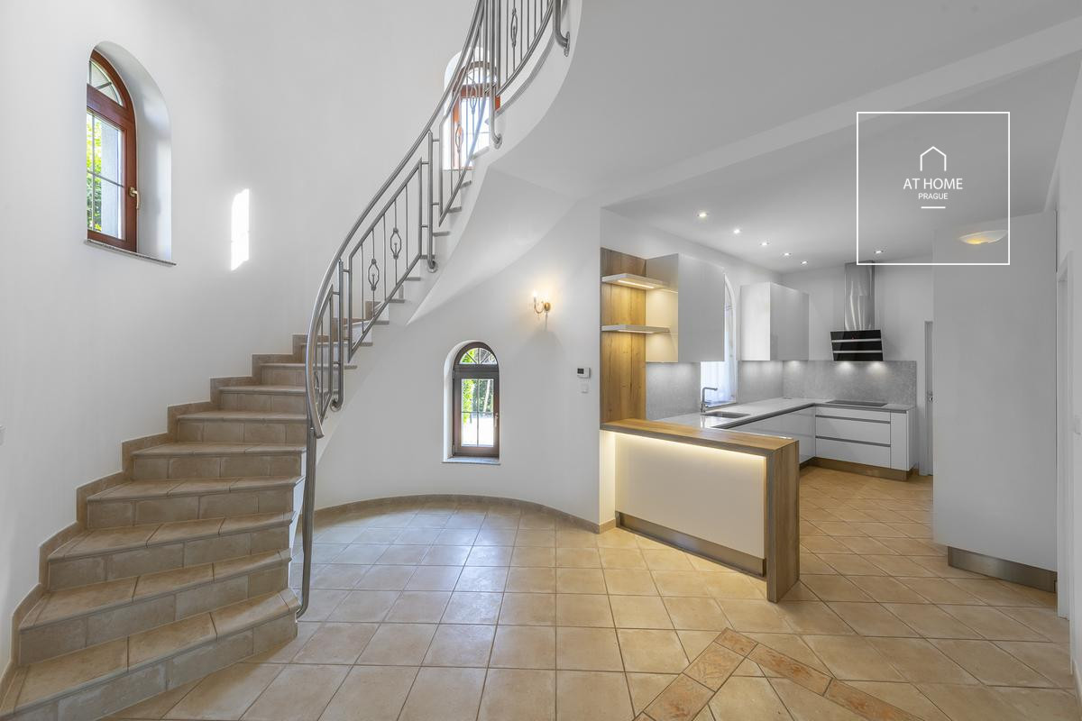 Rodinná vila s bazénem, Nebušická, Nebušice