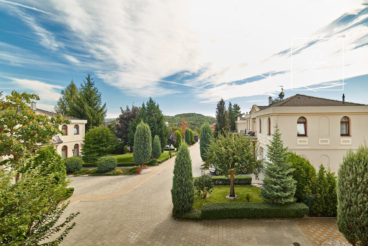 Rodinná vila s bazénem, Nebušická, Nebušice
