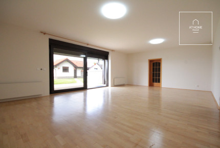 Spacious, luxurious 6-bedroom family house with terrace, Do Oříšků, Horoměřice