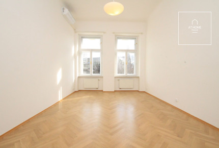 Nice spacious 3bedroom apartment, Na Moráni, Nové Město