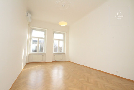 Nice spacious 3bedroom apartment, Na Moráni, Nové Město