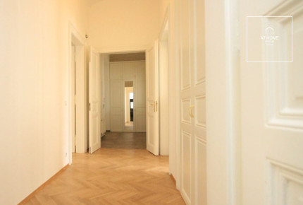 Nice spacious 3bedroom apartment, Na Moráni, Nové Město