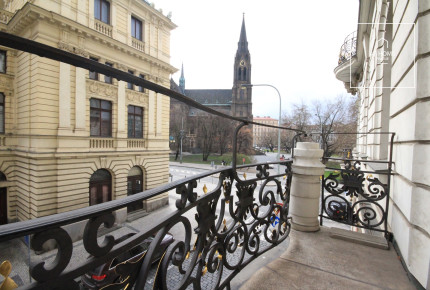 Spacious 3 bedroom apartment, Ibsenova, Vinohrady