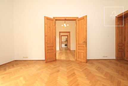 Spacious 3 bedroom apartment, Ibsenova, Vinohrady