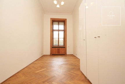 Spacious 3 bedroom apartment, Ibsenova, Vinohrady