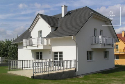 Spacious family house (7 rooms) with huge garden, Pod Valem II., Průhonice