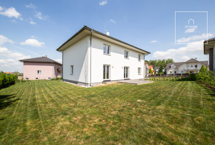 Charming villa for rent, Průhonice