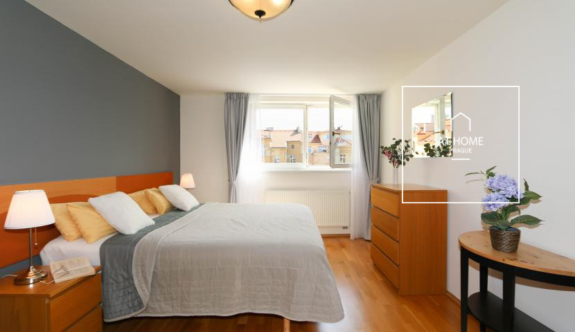 Plně zařízený podkrovní apartman 3+kk v Sázavské ulici na Vinohradech