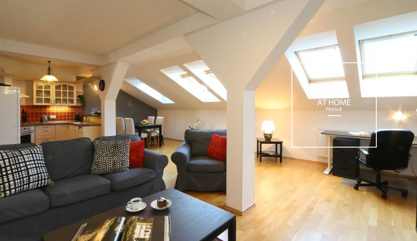 Plně zařízený podkrovní apartman 3+kk v Sázavské ulici na Vinohradech