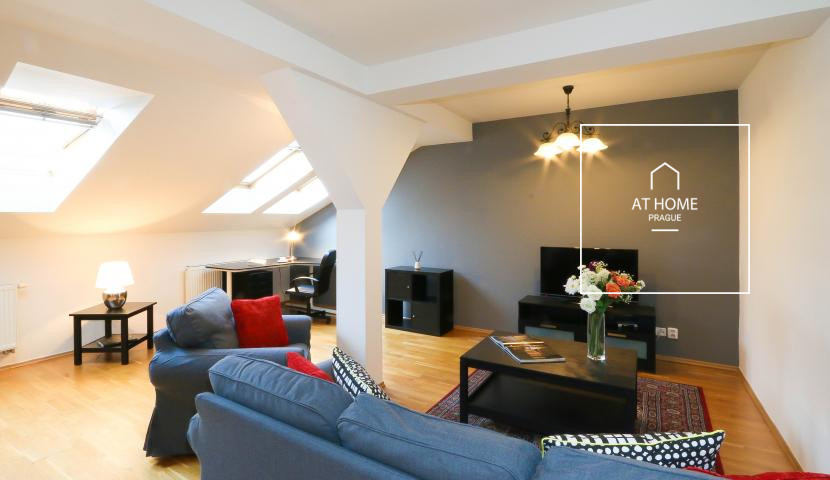 Plně zařízený podkrovní apartman 3+kk v Sázavské ulici na Vinohradech