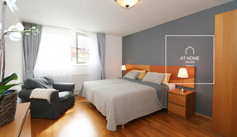 Plně zařízený podkrovní apartman 3+kk v Sázavské ulici na Vinohradech