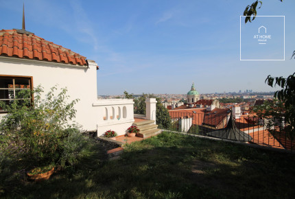Charming Apartment, two small rooms, right next to the gardens of Prague Castle