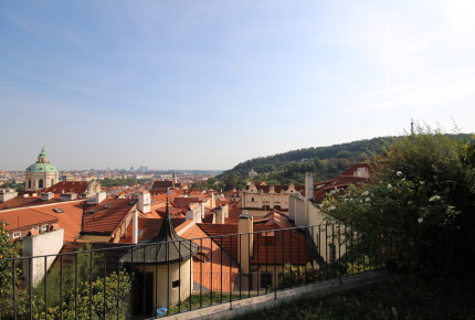 Charming Apartment, two small rooms, right next to the gardens of Prague Castle