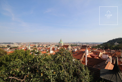 Charming Apartment, two small rooms, right next to the gardens of Prague Castle