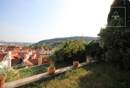Charming Apartment, two small rooms, right next to the gardens of Prague Castle