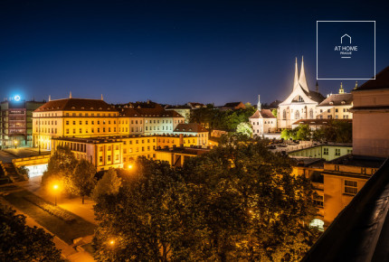 Luxusní, plně zařízený byt 5+kk s nádherným výhledem. Nové Město