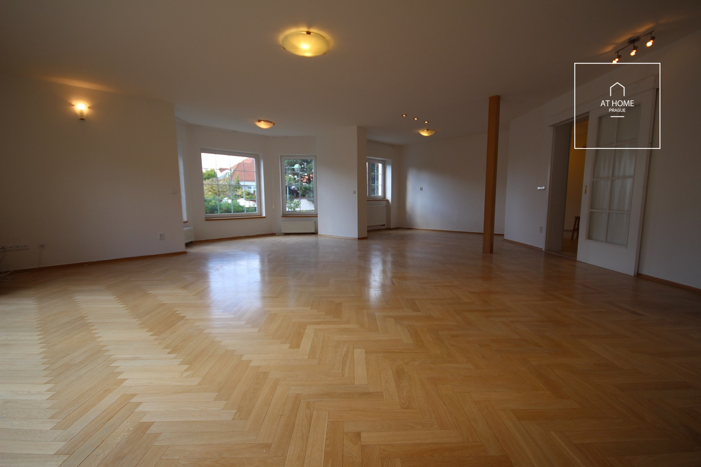 Nicely kept, unfurnished family house in quiet part of Průhonice with beautiful, grown garden, Javorová