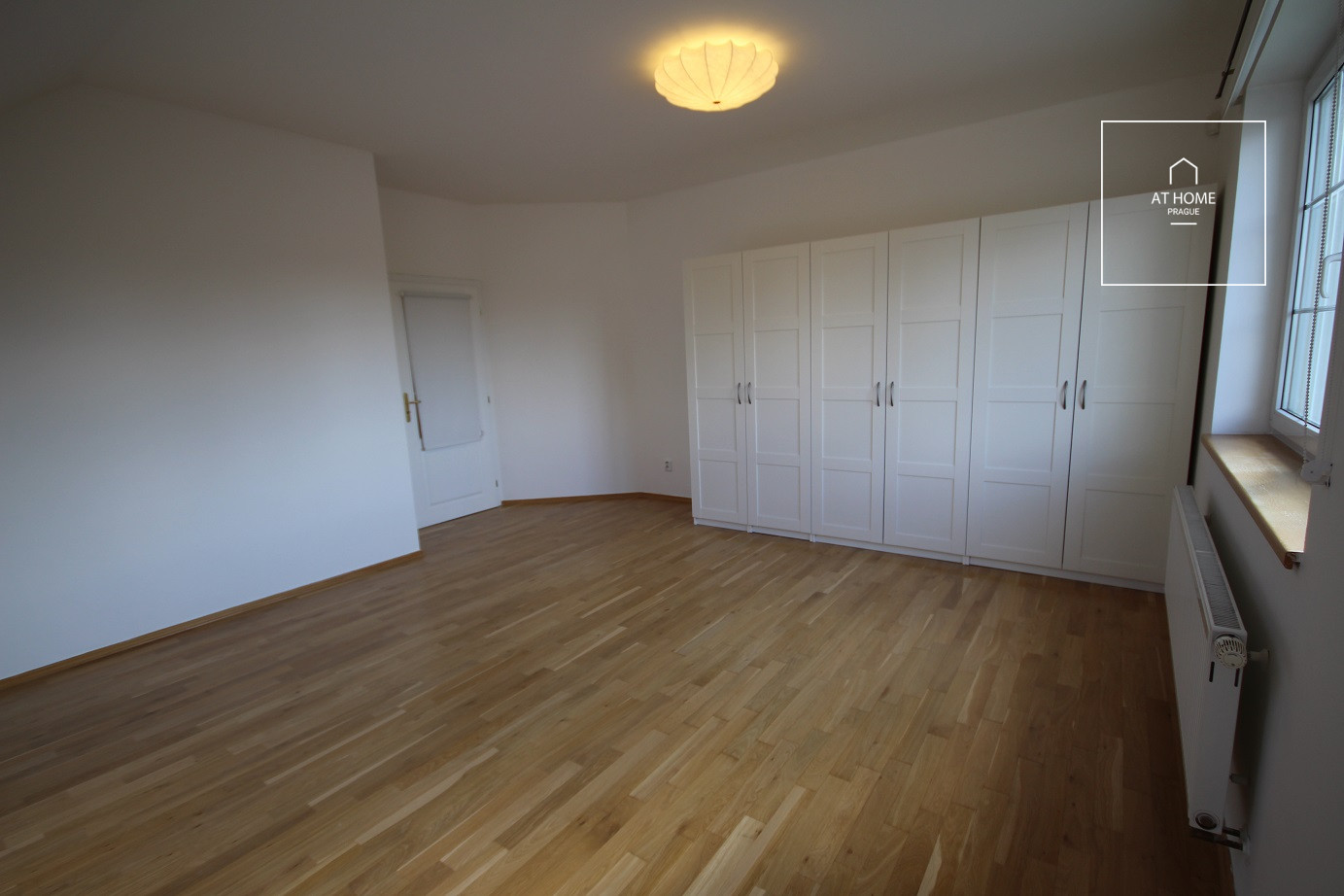 Nicely kept, unfurnished family house in quiet part of Průhonice with beautiful, grown garden, Javorová