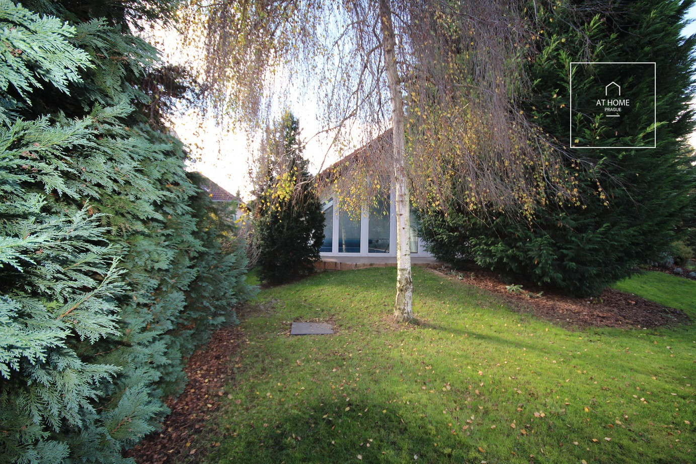 Nicely kept, unfurnished family house in quiet part of Průhonice with beautiful, grown garden, Javorová