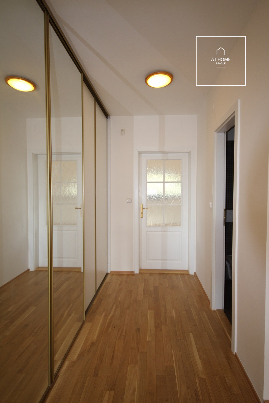 Nicely kept, unfurnished family house in quiet part of Průhonice with beautiful, grown garden, Javorová