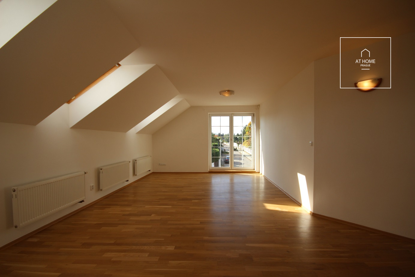 Nicely kept, unfurnished family house in quiet part of Průhonice with beautiful, grown garden, Javorová