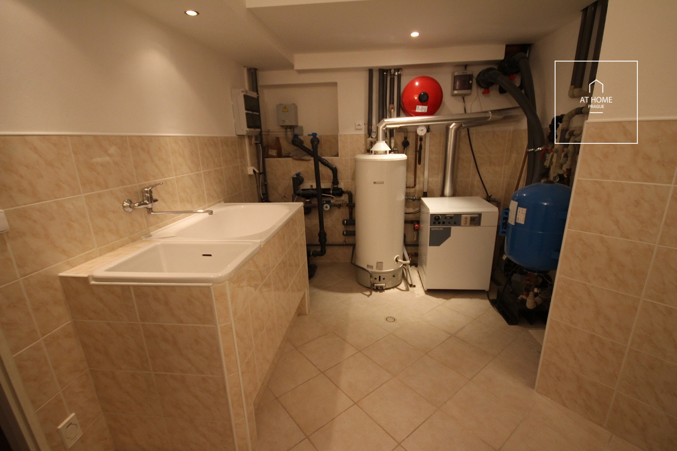 Nicely kept, unfurnished family house in quiet part of Průhonice with beautiful, grown garden, Javorová