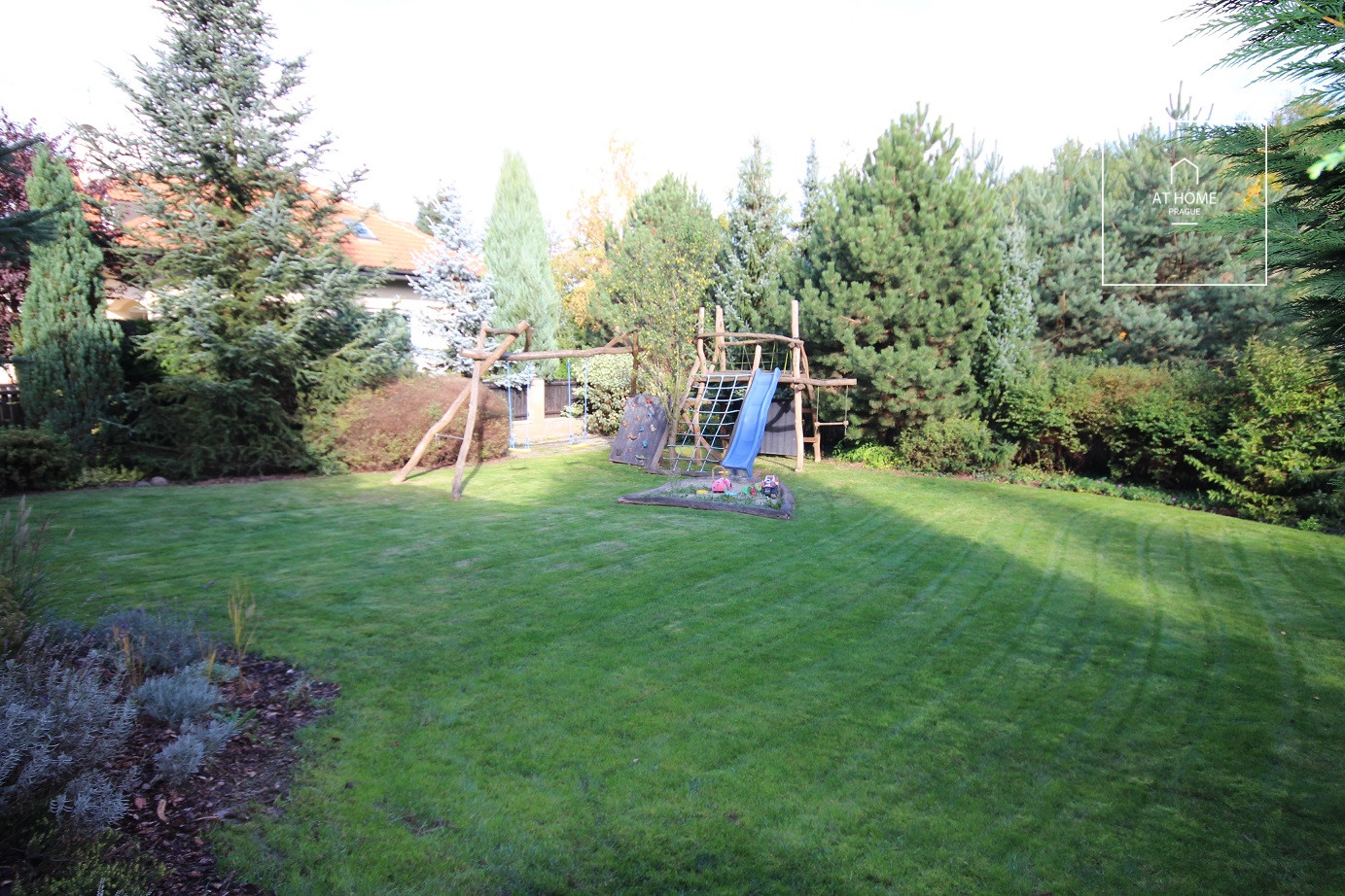 Nicely kept, unfurnished family house in quiet part of Průhonice with beautiful, grown garden, Javorová