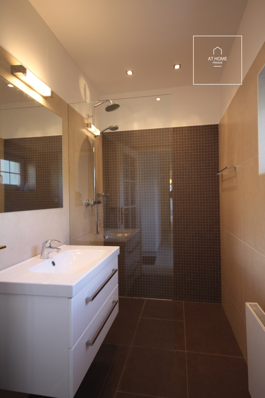 Nicely kept, unfurnished family house in quiet part of Průhonice with beautiful, grown garden, Javorová