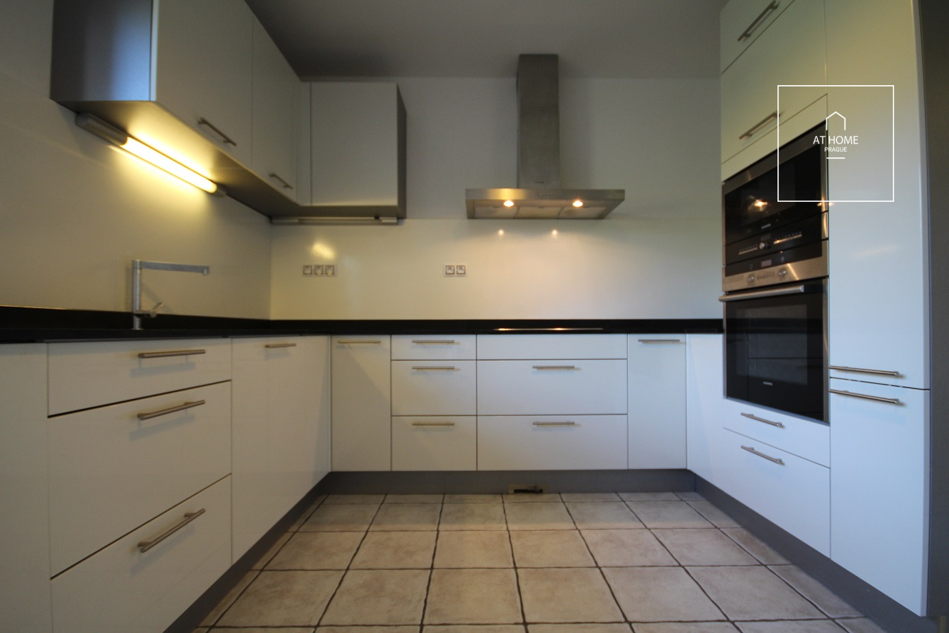 Nicely kept, unfurnished family house in quiet part of Průhonice with beautiful, grown garden, Javorová