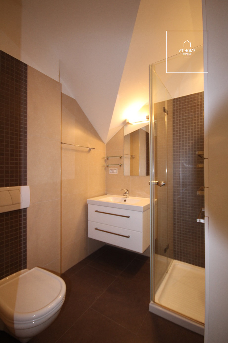 Nicely kept, unfurnished family house in quiet part of Průhonice with beautiful, grown garden, Javorová