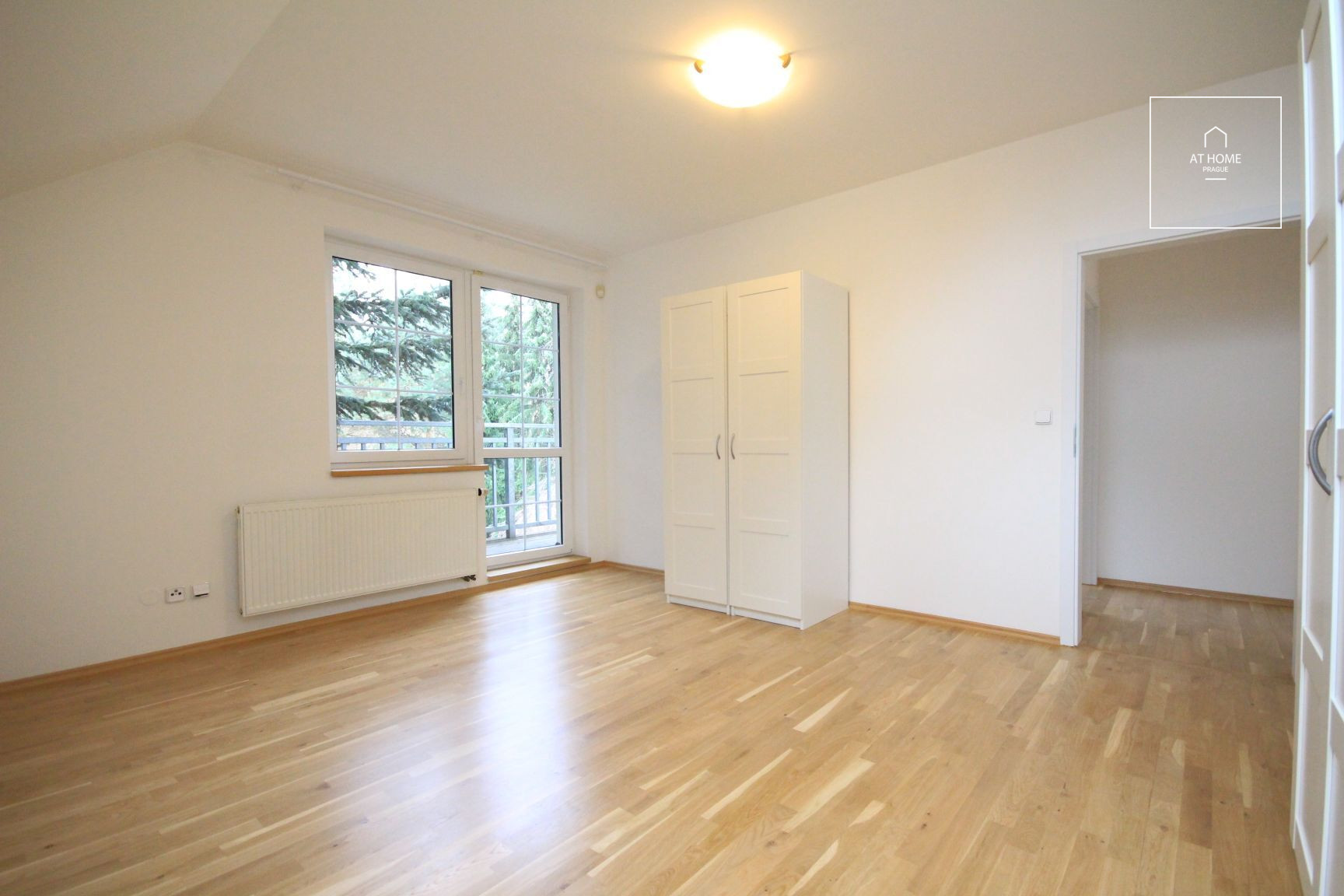 Nicely kept, unfurnished family house in quiet part of Průhonice with beautiful, grown garden, Javorová