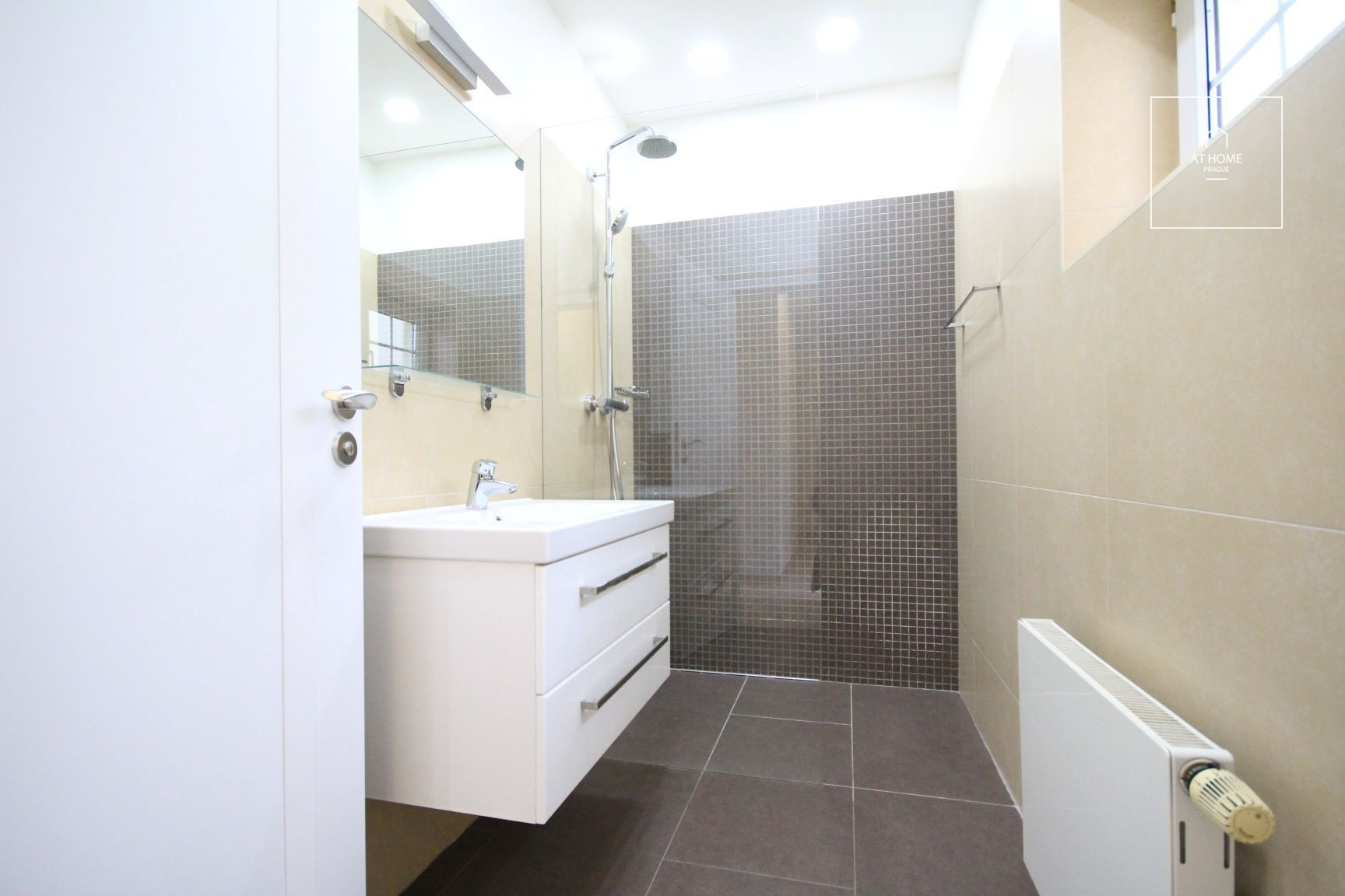 Nicely kept, unfurnished family house in quiet part of Průhonice with beautiful, grown garden, Javorová