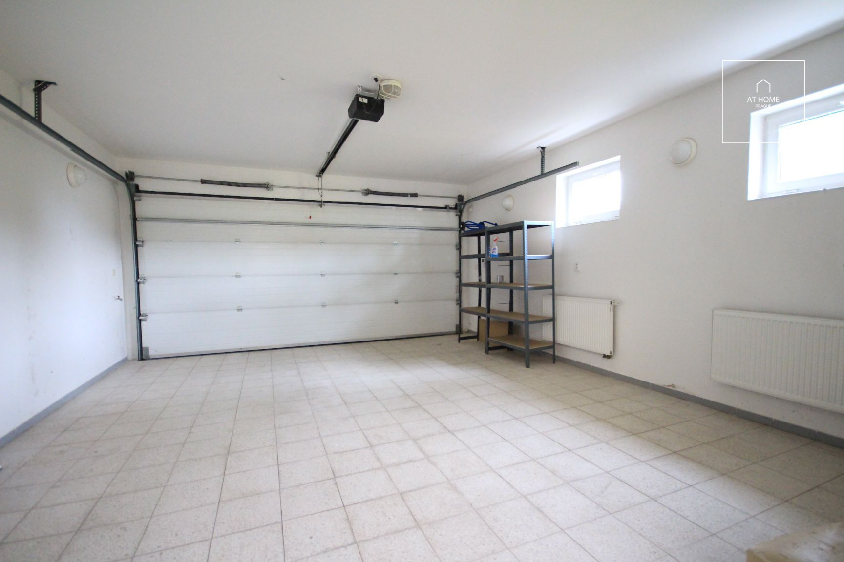 Nicely kept, unfurnished family house in quiet part of Průhonice with beautiful, grown garden, Javorová