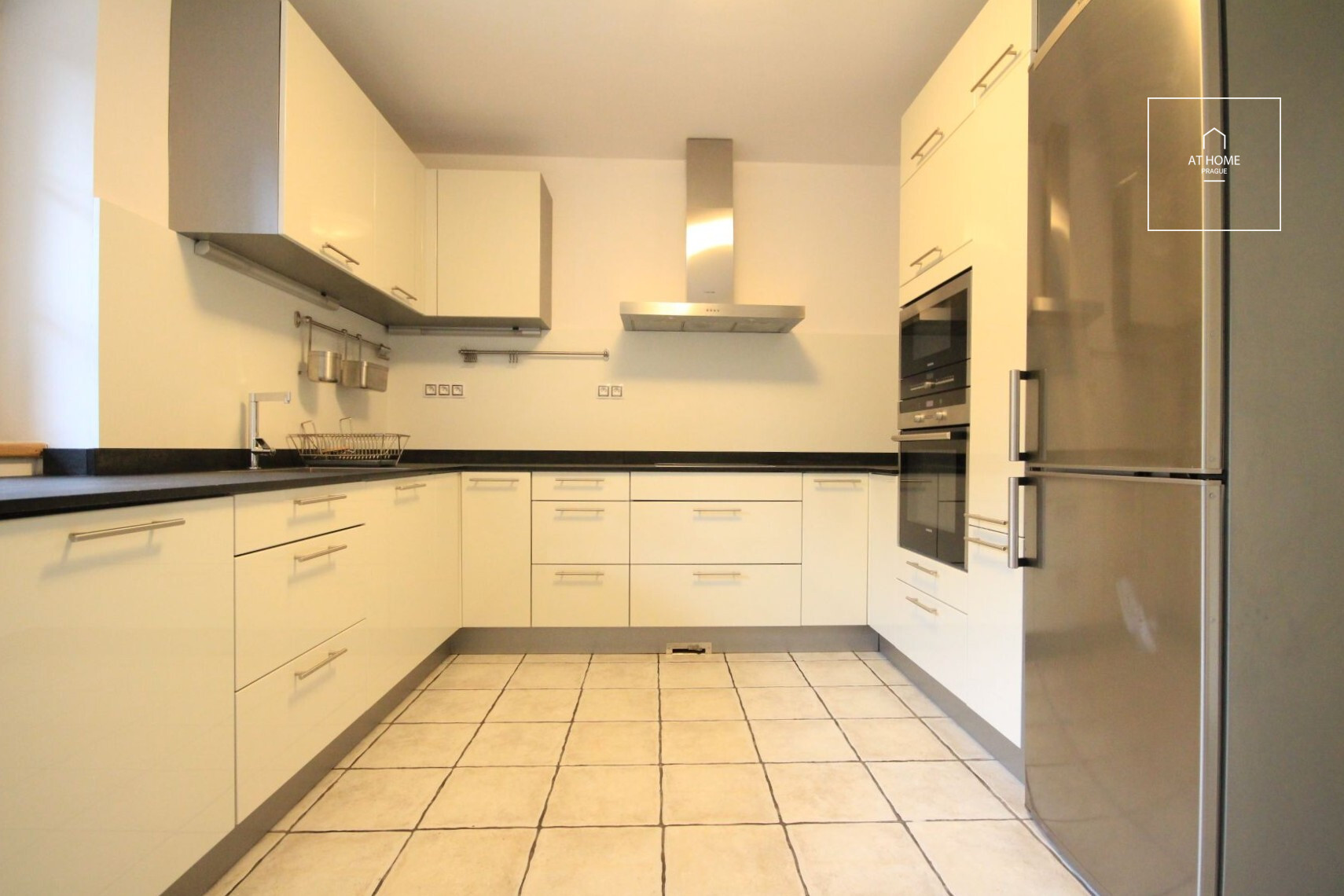 Nicely kept, unfurnished family house in quiet part of Průhonice with beautiful, grown garden, Javorová