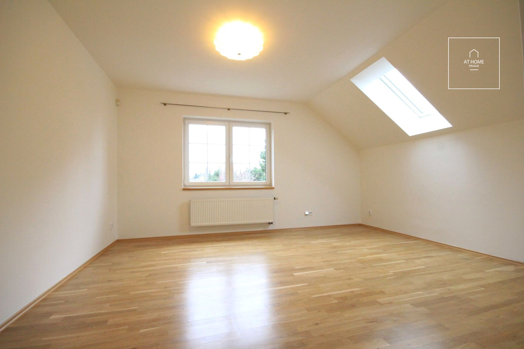 Nicely kept, unfurnished family house in quiet part of Průhonice with beautiful, grown garden, Javorová