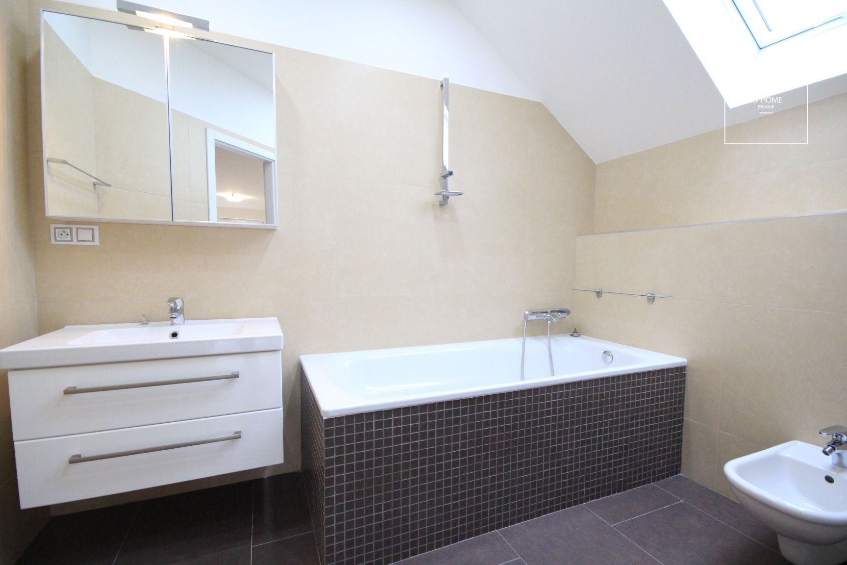 Nicely kept, unfurnished family house in quiet part of Průhonice with beautiful, grown garden, Javorová