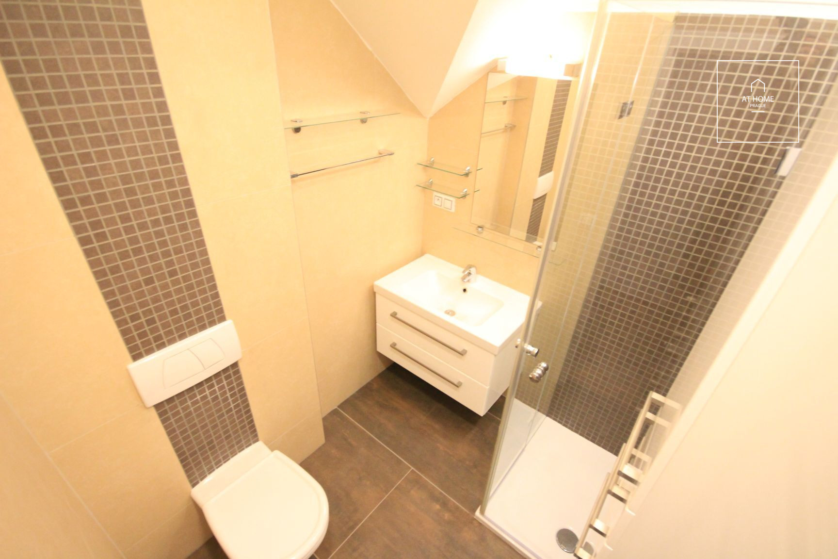 Nicely kept, unfurnished family house in quiet part of Průhonice with beautiful, grown garden, Javorová