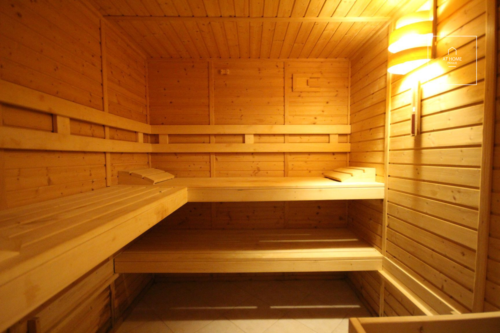 Nicely kept, unfurnished family house in quiet part of Průhonice with beautiful, grown garden, Javorová