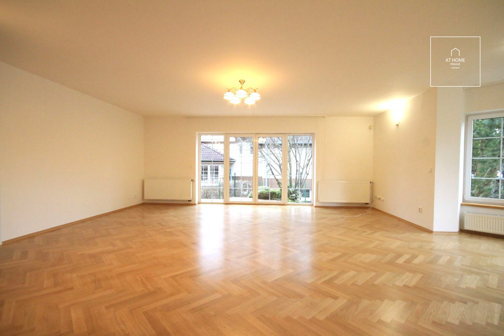 Nicely kept, unfurnished family house in quiet part of Průhonice with beautiful, grown garden, Javorová