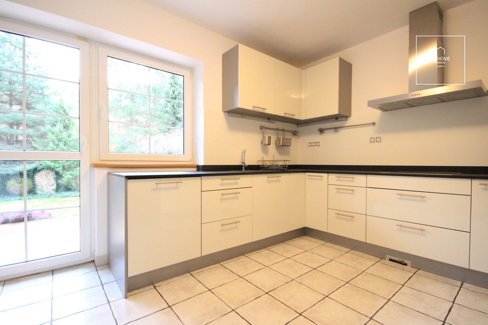 Nicely kept, unfurnished family house in quiet part of Průhonice with beautiful, grown garden, Javorová