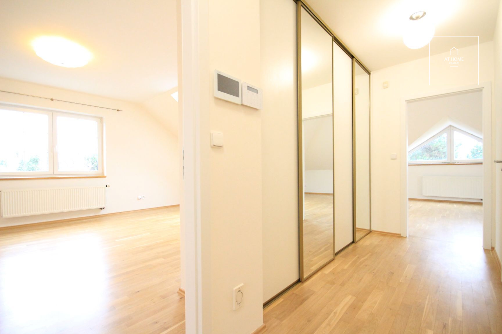 Nicely kept, unfurnished family house in quiet part of Průhonice with beautiful, grown garden, Javorová