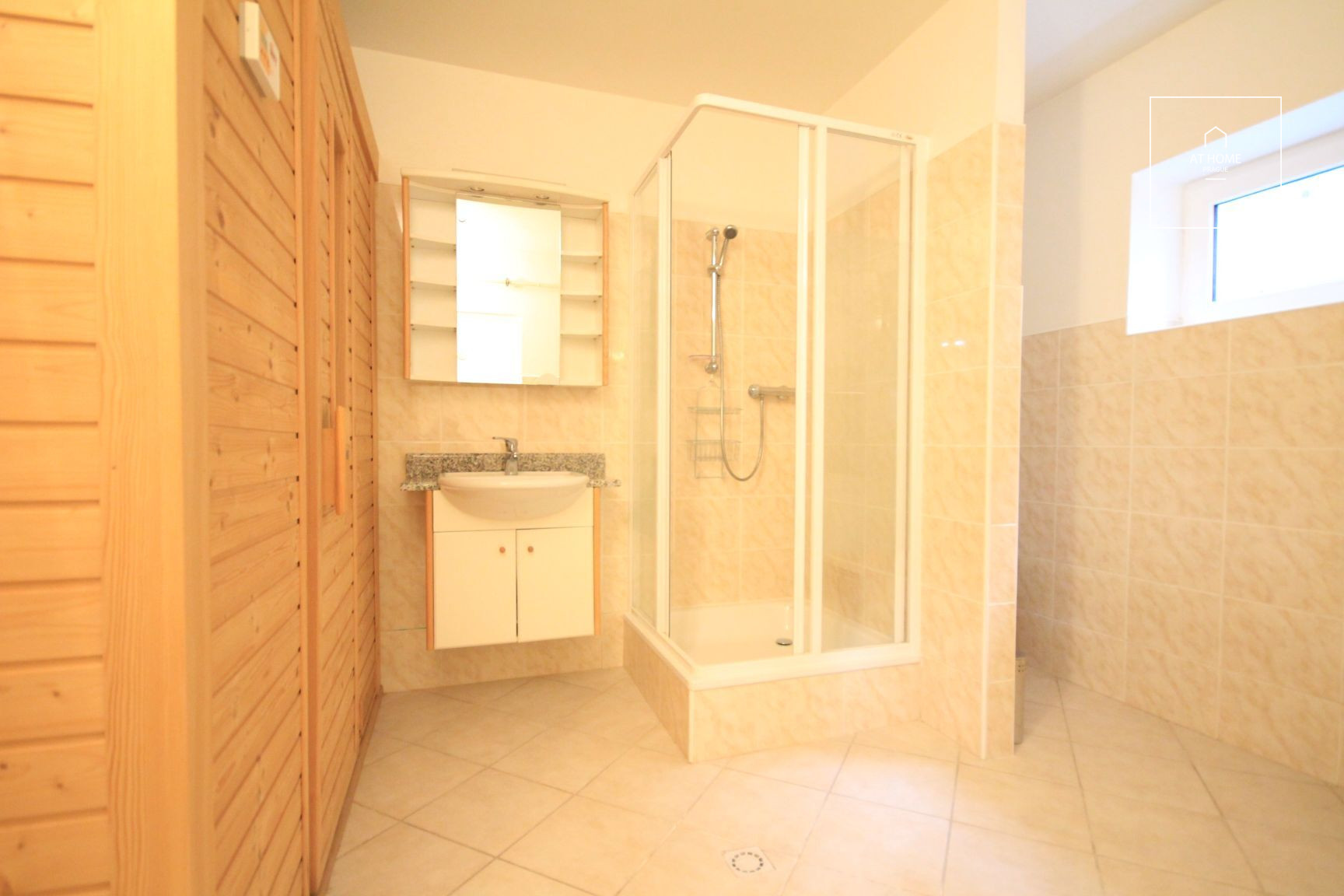 Nicely kept, unfurnished family house in quiet part of Průhonice with beautiful, grown garden, Javorová