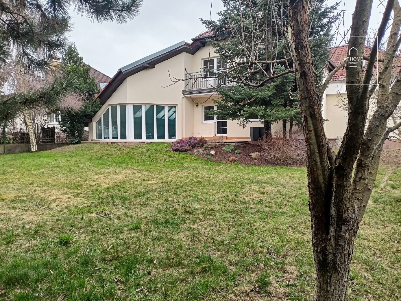 Nicely kept, unfurnished family house in quiet part of Průhonice with beautiful, grown garden, Javorová